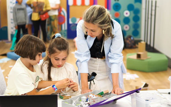 Lapset innostuvat työskentelemään teknologian parissa Aalto-yliopisto Juniorin työpajassa.