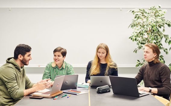 Opiskelija tietokoneen äärellä