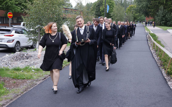 Akateeminen kulkue matkalla lukuvuoden avajaisseremoniaan. Edessä Ida Parkkinen ja Ilkka Niemelä