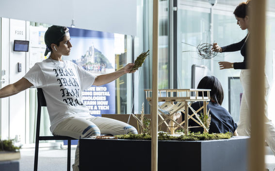 Opiskelijat rakentamassa pienoismalleja