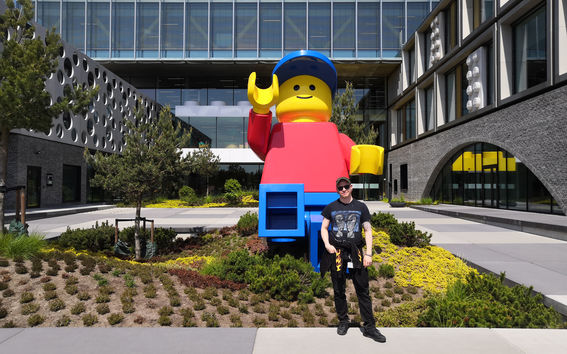Joona Järvinen LEGO Group -pääkonttorin edessä
