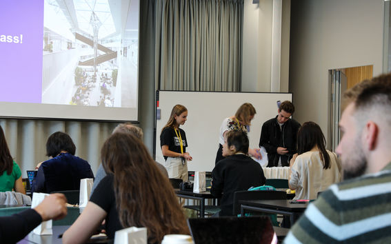 Ilona Jääskeläinen standing in front of the class during a lecture at summer course Digital Business.