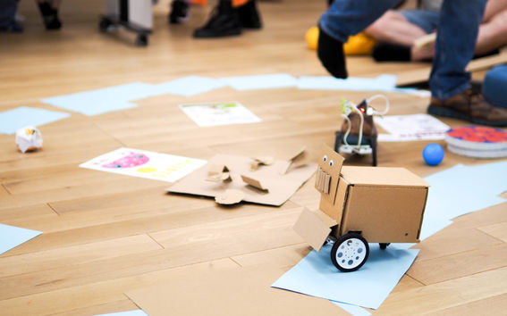 Robokylässä ohjaillaan erilaisia robotteja.