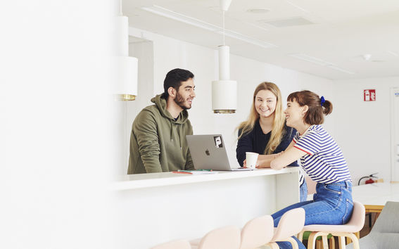 Three happy students. Photo: Unto Rautio