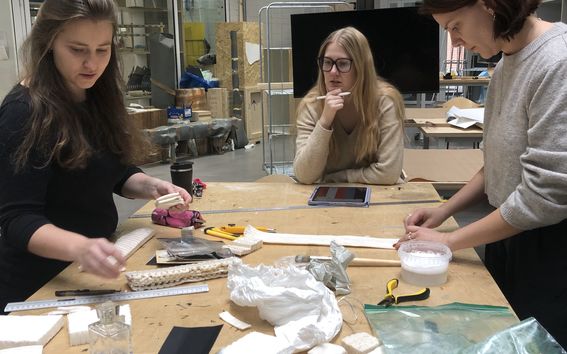 Opiskelijoita työn ääressä