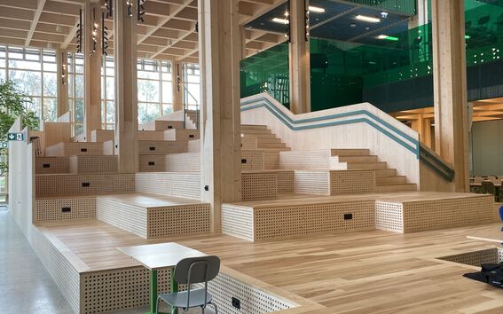 Oppimisympäristö. Puusta rakennetut rappuset, jotka toimivat myös istuimina ja esityspaikkoina.