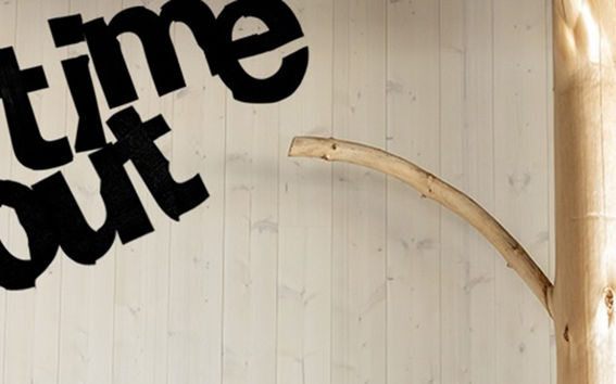 kuva pikku finlandian puupilarista ja teksti time out