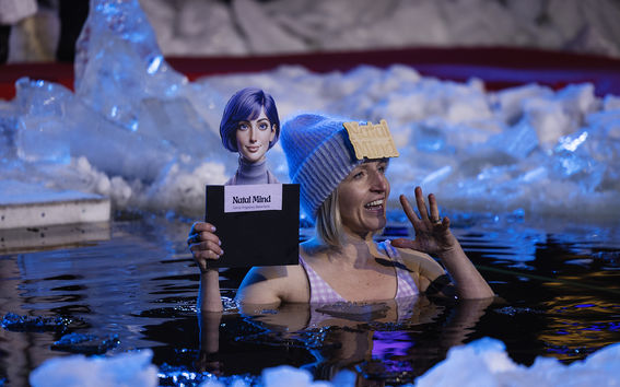 Aura Pyykönen pitchaa avannossa, kuva: Polar Bear Pitching