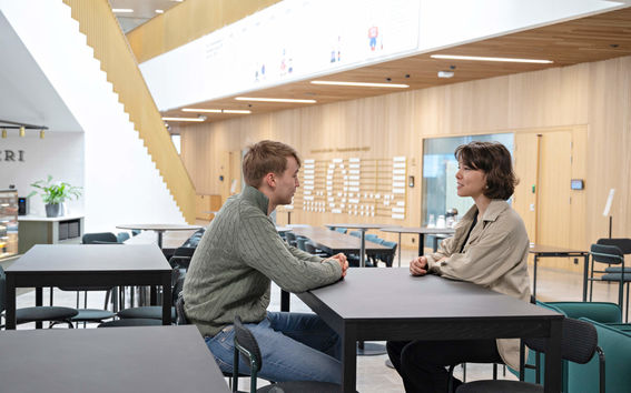 Opiskelijoita Kauppakorkeakoulun aulassa