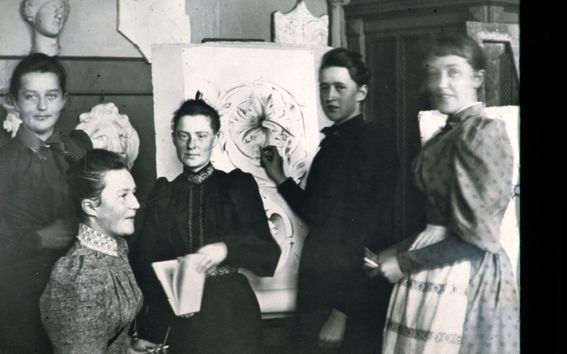  	Ateneum-rakennuksen historiaa ja työskentelyä iltakoulussa - kipsimallin kopiointi