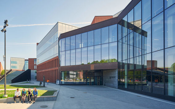 Kauppakorkeakoulun rakennus ulkoa kuvattuna