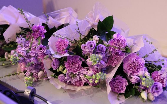 Palkituille jaettavat kukkakimput pöydällä