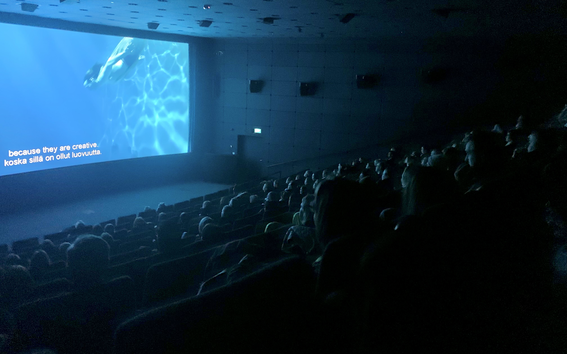 Radical Creativesin näytös Kino Reginassa Oodissa