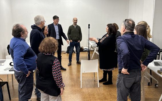 Workshop participants around the 360 camera and instructor Taija Votkin from Aalto University explains how to use the camera.
