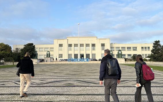 The main building of Instituto Superior Técnico and the Aalto Online Learning - Online Hybrid Lab team walking towards it