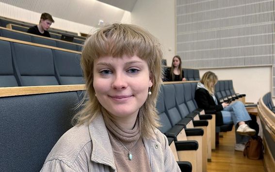 Kuvassa näkyy opiskelija Helmi Uusitalo luentosalissa.