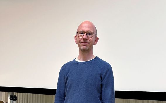 The picture shows Professor of ownership Samuli Samuli Knüpfer in a lecture hall.
