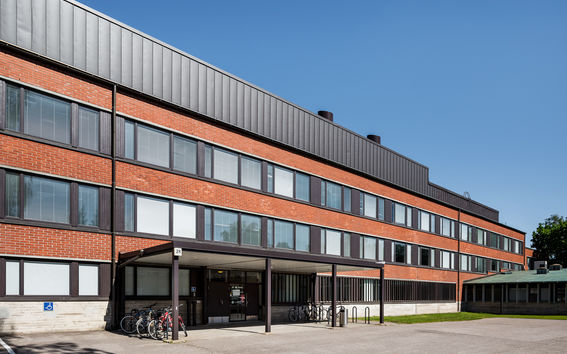 Vuorimiehentie 2 courtyard entrance