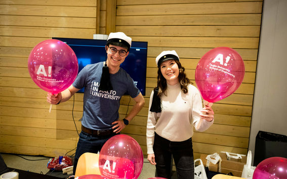 Aallon opiskelijoita ilmapallojen kanssa