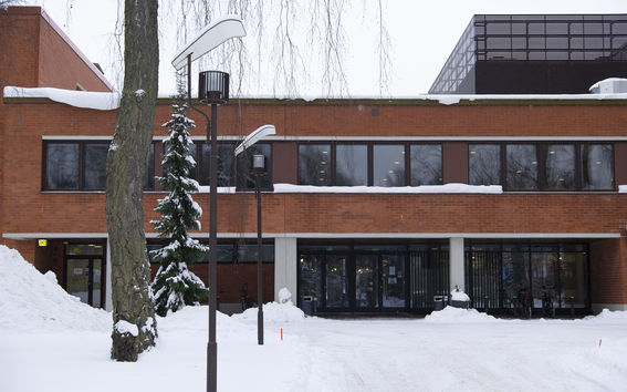 Otakaari 3 julkisivu