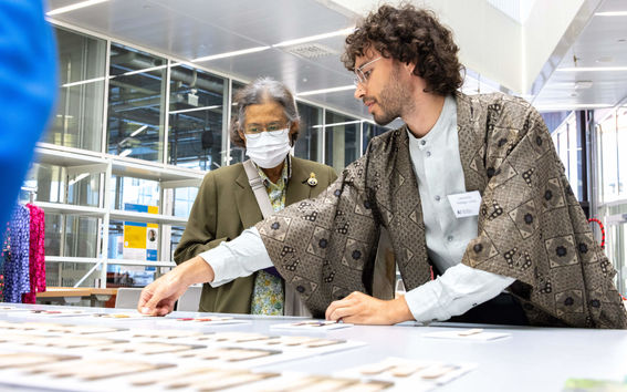 Natural dyes are being presented to the princess.