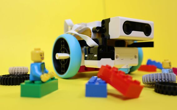 Lego Spikes, joita käytetään robotiikkatyöpajoissa