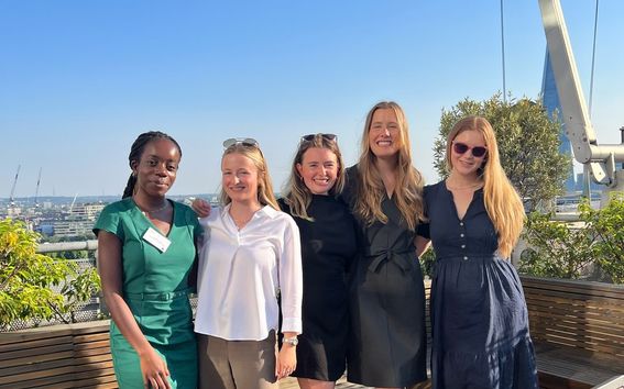 Liisa Antola kollegojen kanssa.