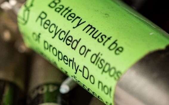 Lähikuva patterista, jossa teksti: Battery must be Recycled or Disposed of properly.