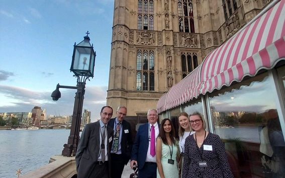 Liisa Antola kollegojen kanssa Westminster Hallin edessä