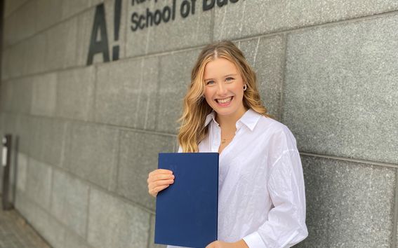 Liisa Antola valmistujaiskuva