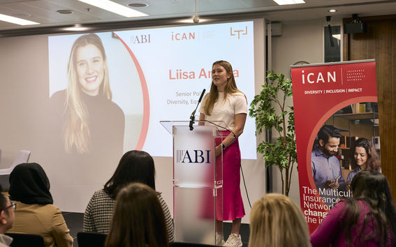 Liisa Antola puhumassa Association of British Insurers -järjestön tilaisuudessa.