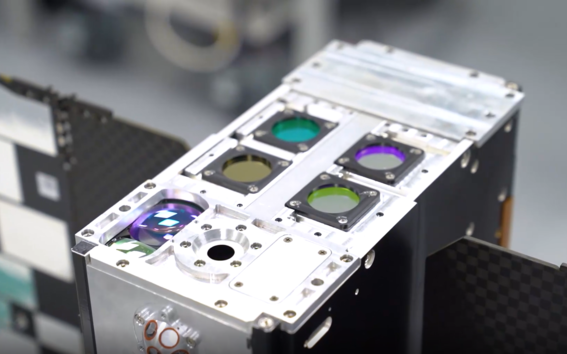 VTT:n kehittämä ASPECT-hyperspektrikamera, joka on kiinnitetty Milani-pienoissatelliittiin. Kuva: Tyvak International