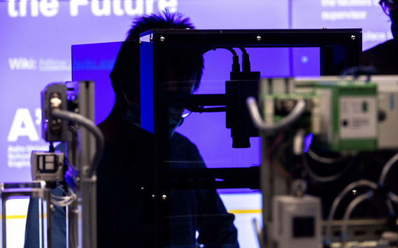 Tutkija työskentelemässä laboratoriossa. 