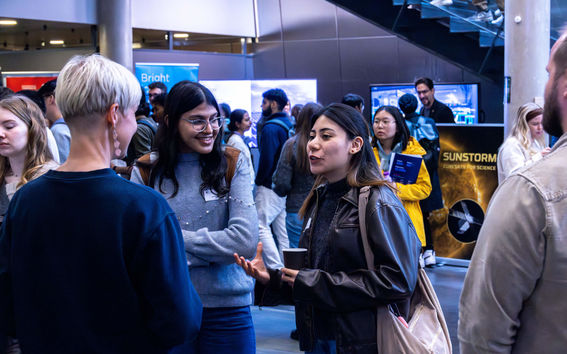 Joukko ihmisiä keskustelemassa