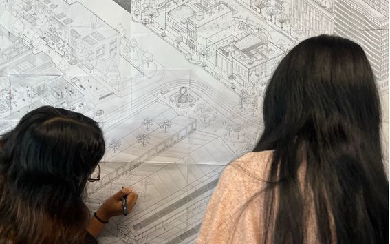 Opiskelijoita piirtämässä Incomplete City -arkkitehtuurikonseptia