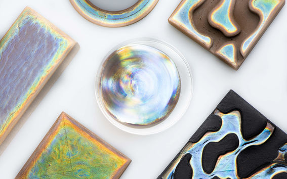 Kuvassa erilaisia mallikappaleita helmiäisen kaltaisilla, hohtavilla puuväreillä käsiteltynä. 