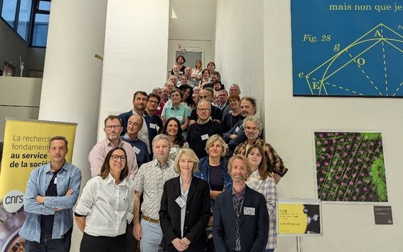 ACME-ohjelmaan osallistuu 40 maailmanluokan tutkimuslaitosta 14 maasta, ja se kokoaa yhteen astrohiukkas- ja tähtitieteen yhteisöt. 