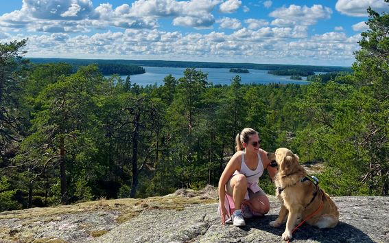 Maria koiransa Charlien kanssa