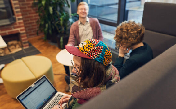 Ihmisiä työskentelemässä yhdessä.