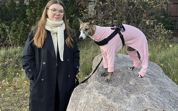 Nelli Puumalainen koiransa kanssa