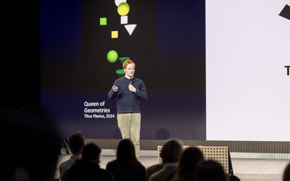 Titus Pünder presenting Sparks