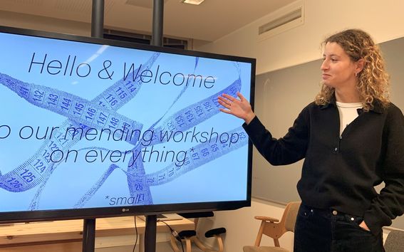 Thekla giving an introduction presentation to a mending workshop.