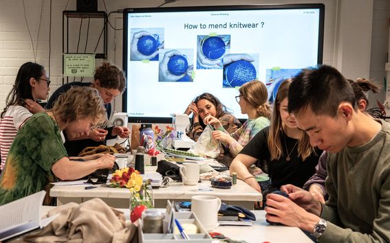 Students attending an Aalto Repair and Rewear workshop in Space 21.