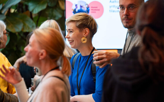 Iloisia ihmisiä tapahtumassa