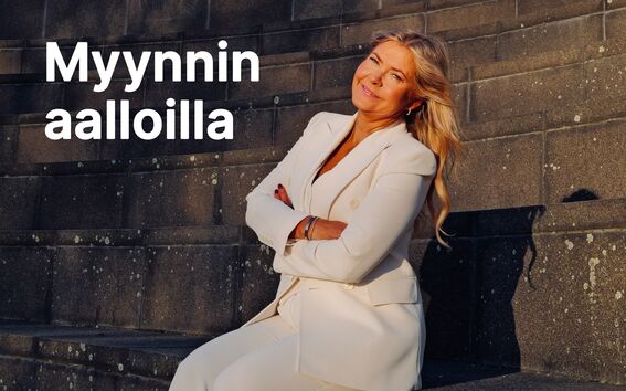 Pitkähiuksinen vaaleahiuksinen nainen valkoisessa puvussa istuu kivirappusilla kädet ristissä. Teksti: Myynnin aalloilla.