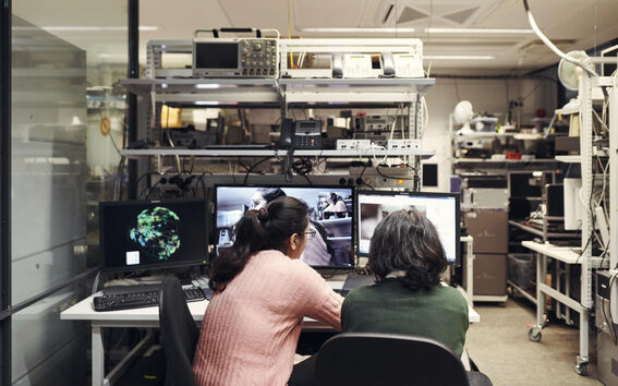 Kaksi opiskelijaa laboratoriossa työskentelemässä tietokoneella