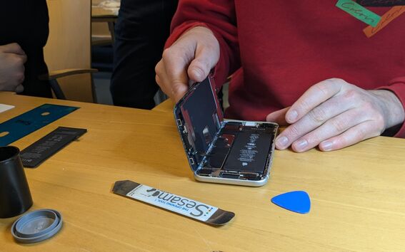 Students fixing a phone during the course Broken 2.