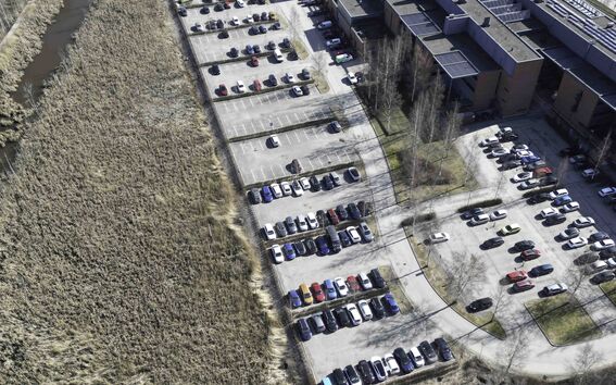 Pysäköintipaikka Maarintie 8 takana