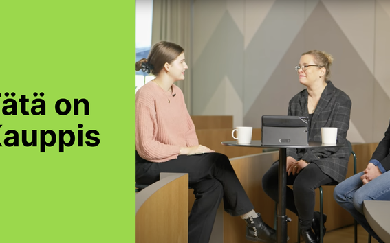Kolme ihmistä istuu pyöreän pöydän äärellä, jossa on tabletti ja mukit. Vihreällä värialueella lukee valkoisella teksti 'Tätä on Kauppis'.