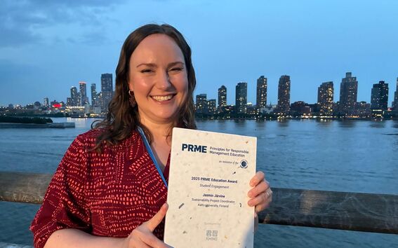 Sustainability Action Boosterin hankekoordinaattori Jasmin Järvinen vastaanotti palkinnon New Yorkissa.